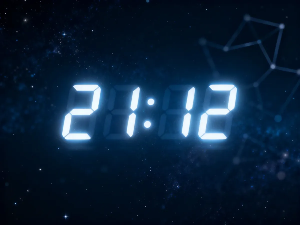 Cyfrowy zegar wyświetlający godzinę 21:12 na tle rozgwieżdżonego nieba, symbolizujący mistyczny wymiar tej godziny.